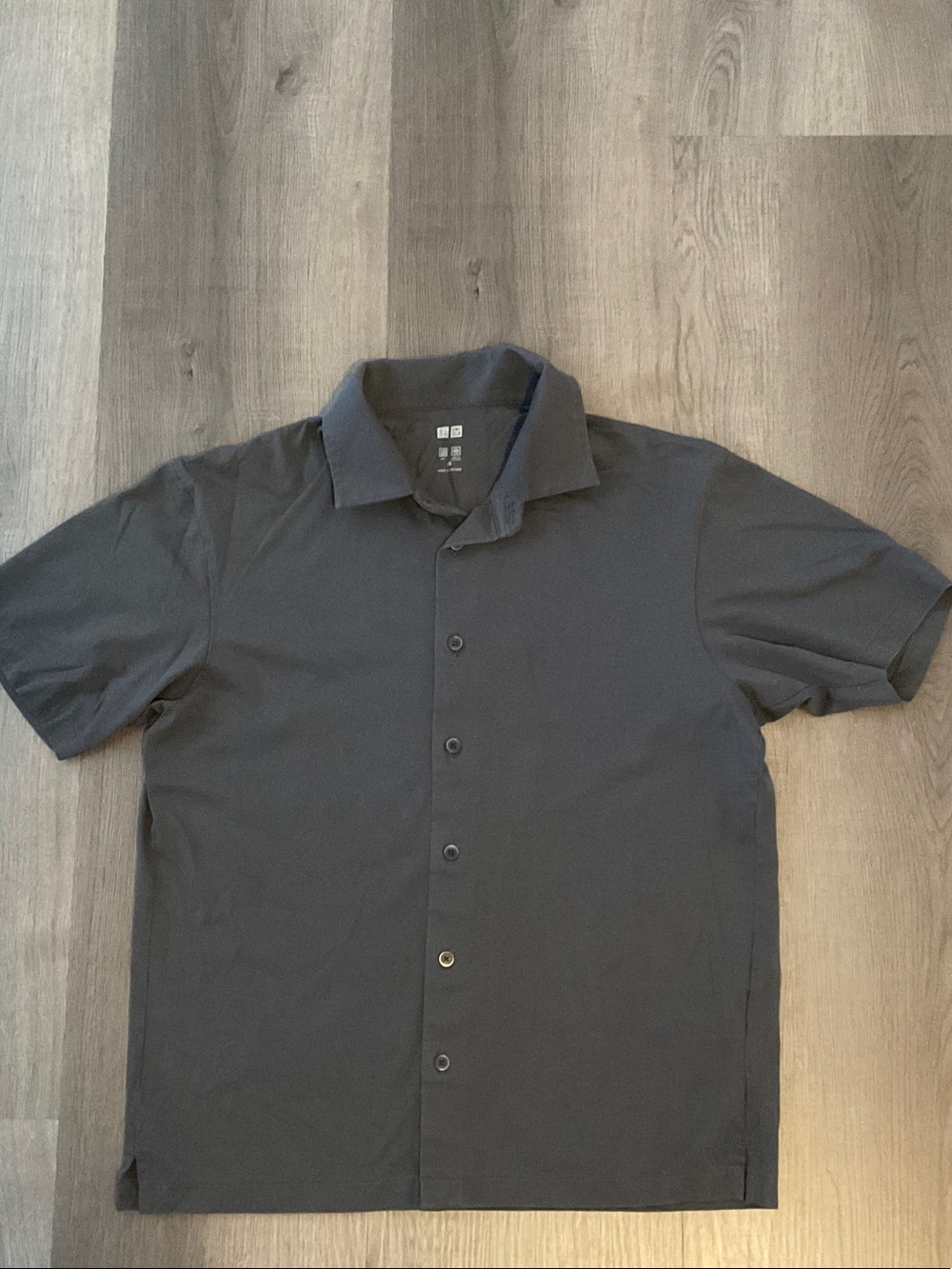 Uniqlo Men's Short-Sleeve Button-Down Shirt in Charcoal Gray
